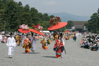 京都御所を進む葵祭の命婦たち