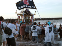 海に入り、みそぎする神輿