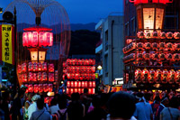 きらびやかに灯される宵祭の楽車（だんじり）