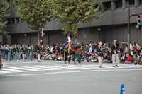 通りを進む時代祭の行列