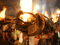 松明を持った、迫力満点の行列