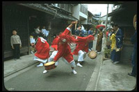 鬼たちが太鼓を打ち鳴らしながら踊る