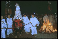 神話の世界を再現するかのような古式