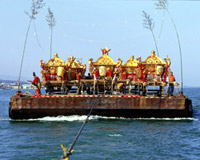 琵琶湖上で行われる「粟津の御供」