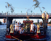 瀬田川上を御座船に乗った神輿が進む