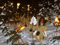 松明をかざし、下山する「なまはげ」