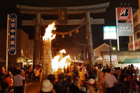 町中が松明で照らされる「火祭」