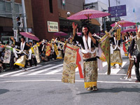 帯を太刀に提げた奴（やっこ）の行列