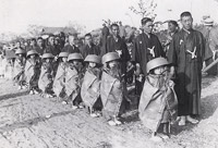 80年近い前の鍋冠乙女の様子は今も変わらない