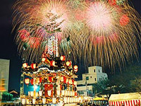 「秩父夜祭」の花火と屋台