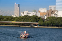 大阪の夏祭「天神祭」の船渡御