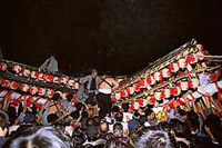 激しくぶつかり合う「宮入り」の太鼓屋台