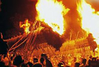 古式にのっとり、大松明を引き廻す