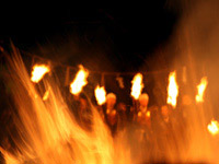 数多くの松明が集まる「鞍馬の火祭」
