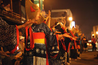 顔を隠し、華やかに踊る「西馬音内の盆踊り」