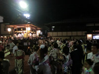 地元や観光客と一緒に楽しむ「郡上踊り」